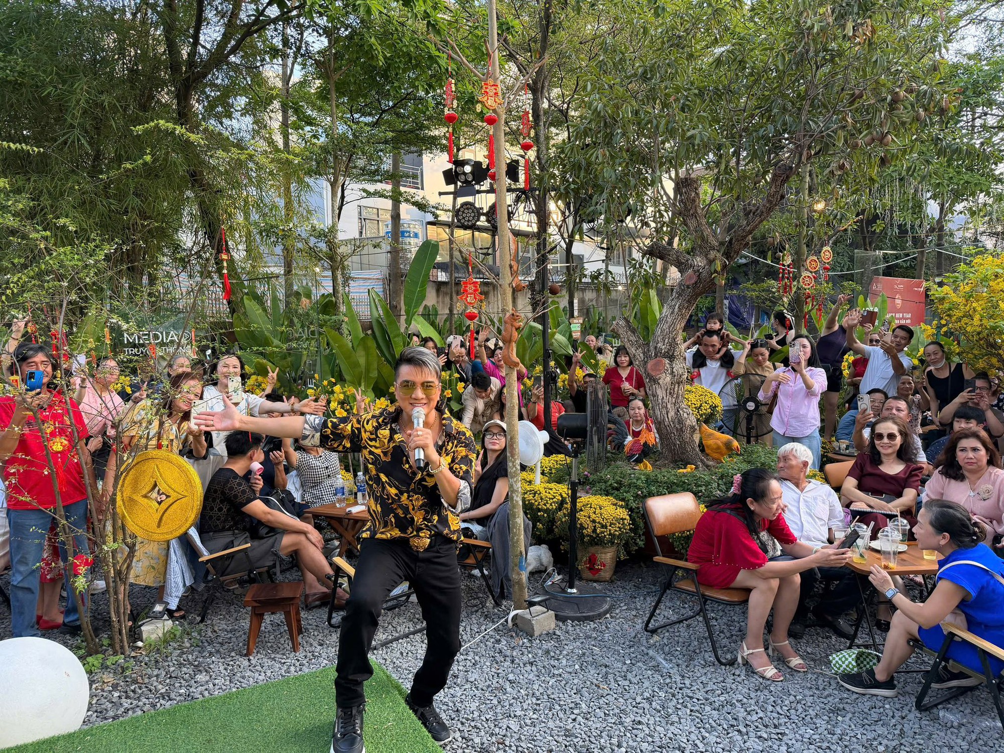 Đàm Vĩnh Hưng chia sẻ cuộc sống gà trống nuôi con và kinh doanh cafe - Ảnh 2.