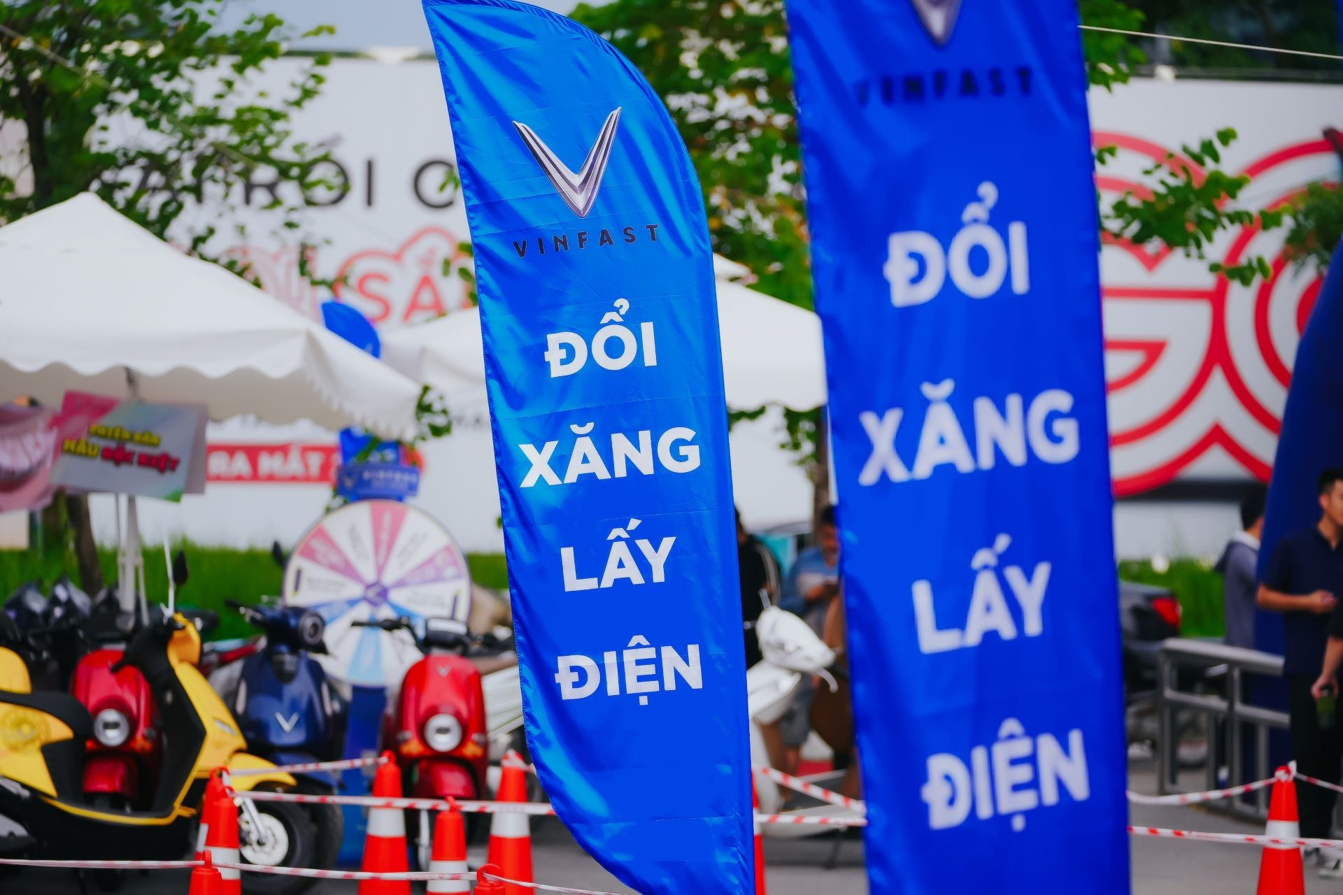 Giá xăng biến động, VinFast bất ngờ tung ưu đãi đổi xe điện, giảm cước Xanh SM - Ảnh 1.