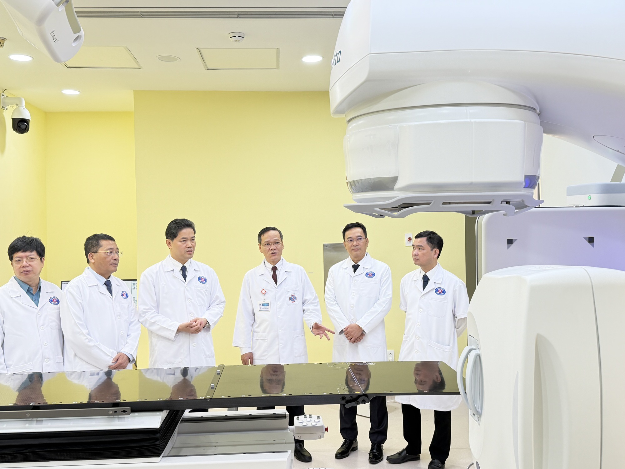 Máy xạ trị mới rút ngắn thời gian điều trị còn 2-3 phút - Ảnh 2.