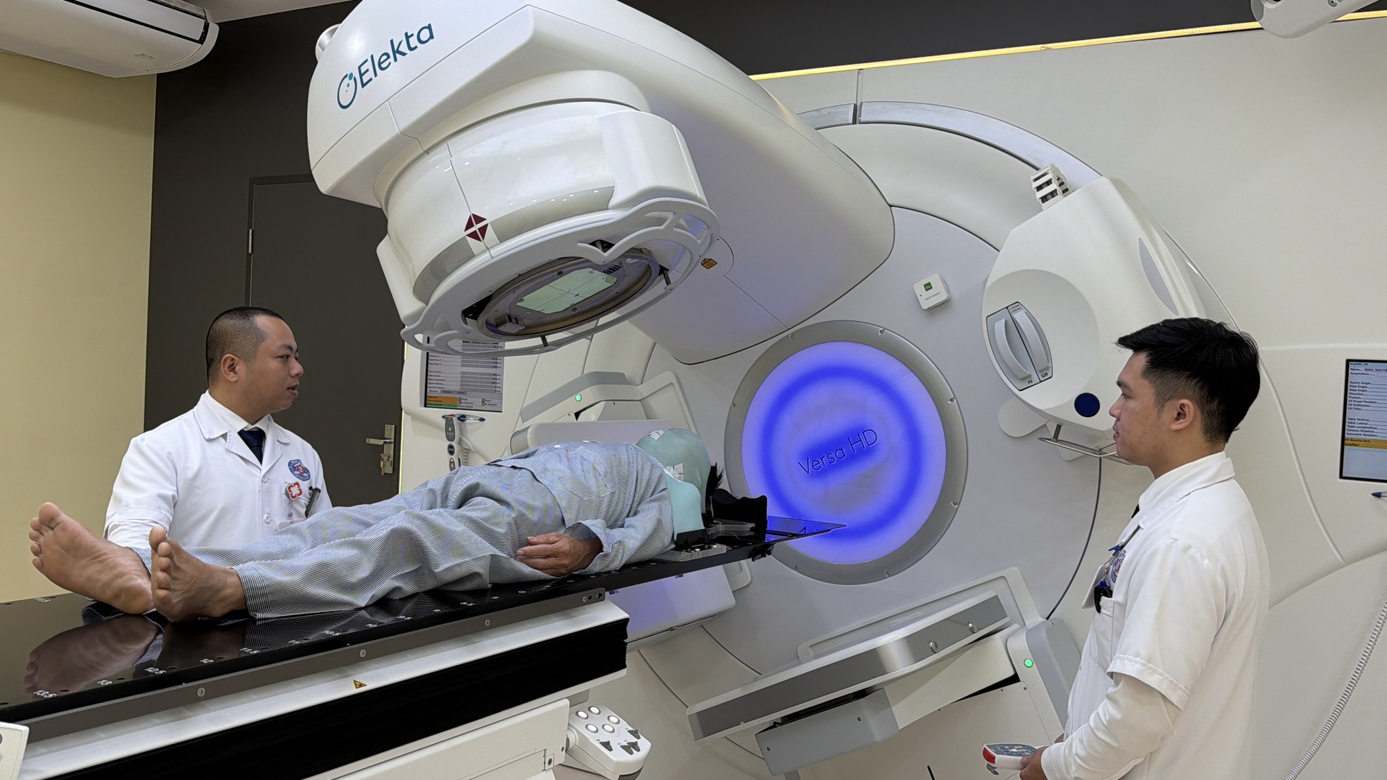 Máy xạ trị mới rút ngắn thời gian điều trị còn 2-3 phút - Ảnh 1.