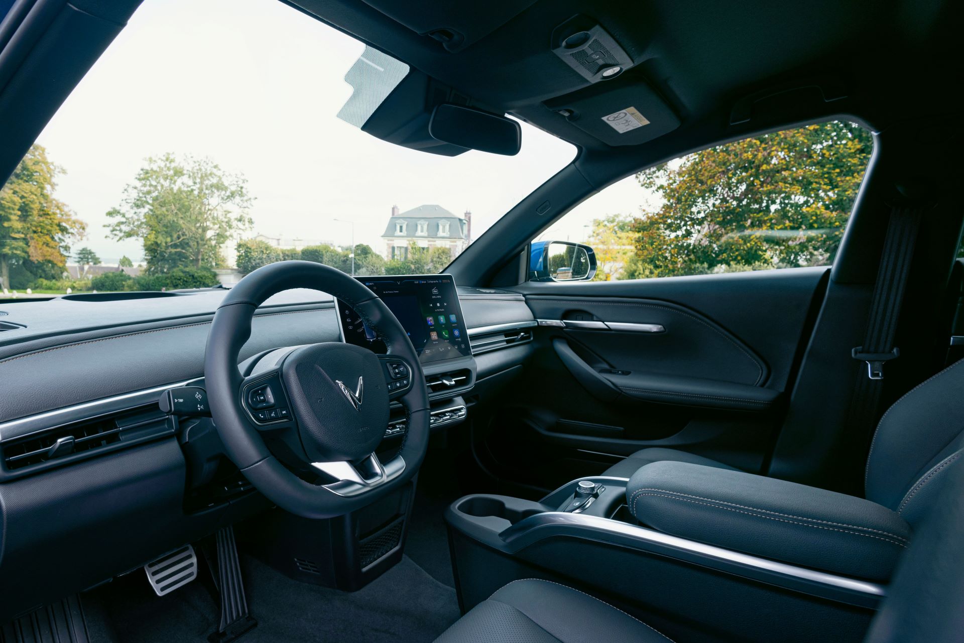 Giá xăng đồng loạt tăng mạnh, nhiều gia đình trẻ muốn xuống tiền sớm với VinFast VF 6 - Ảnh 1.