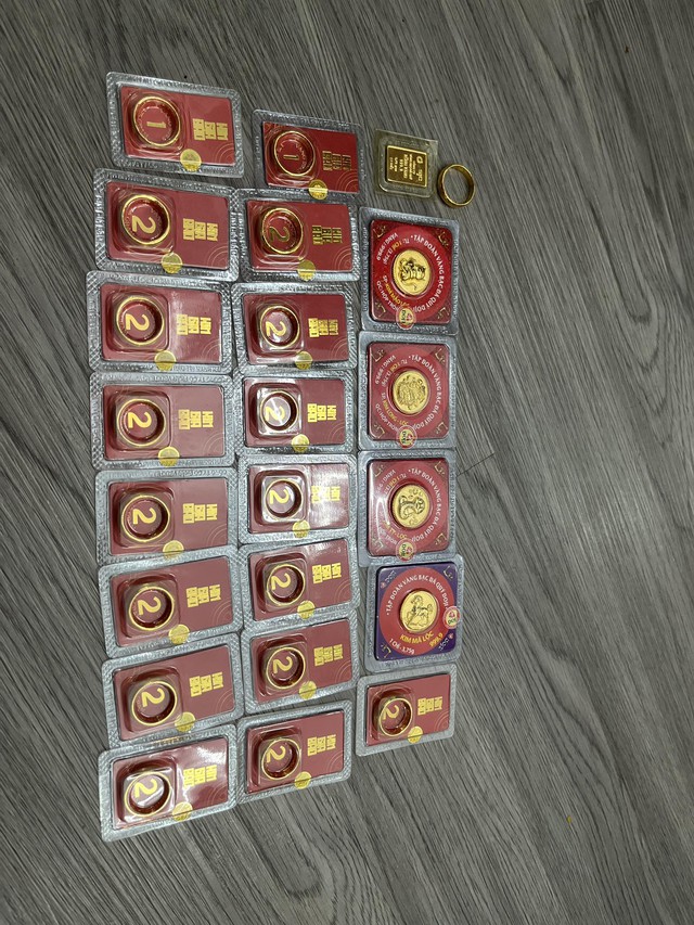 Bức ảnh 23 chiếc nhẫn vàng khiến nhiều người tấm tắc: Mua vàng bao lâu cũng chỉ đợi mỗi lúc này- Ảnh 1.