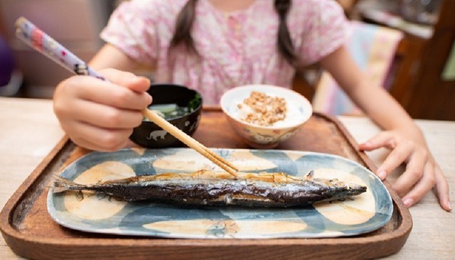 Hóc xương cá phải làm sao? 2 cách an toàn và hiệu quả bạn nên biết - Ảnh 4.