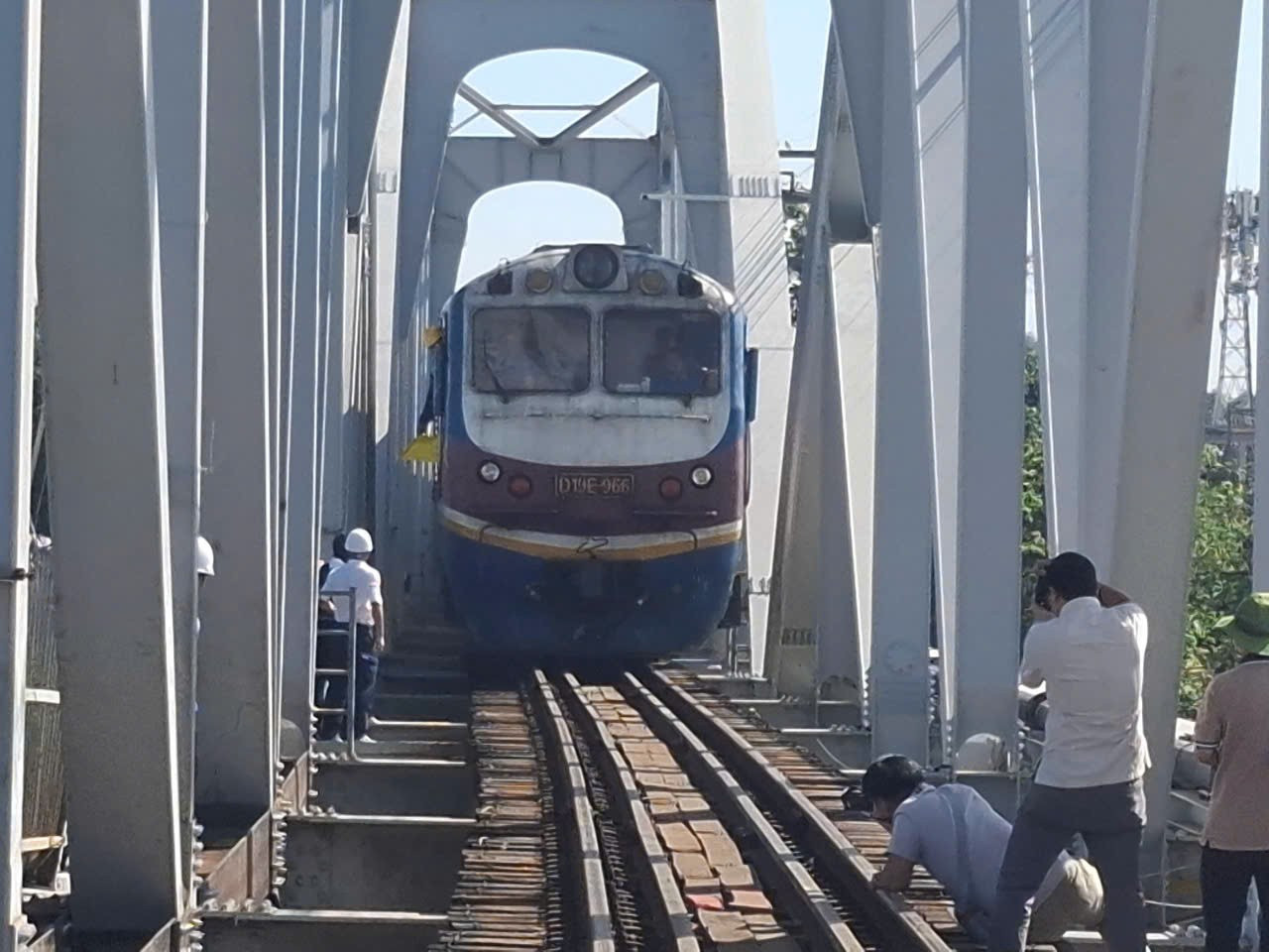 Thông tàu Bắc - Nam qua cầu Ghềnh sau 5 ngày tê liệt vào năm 2026 - Ảnh 1.