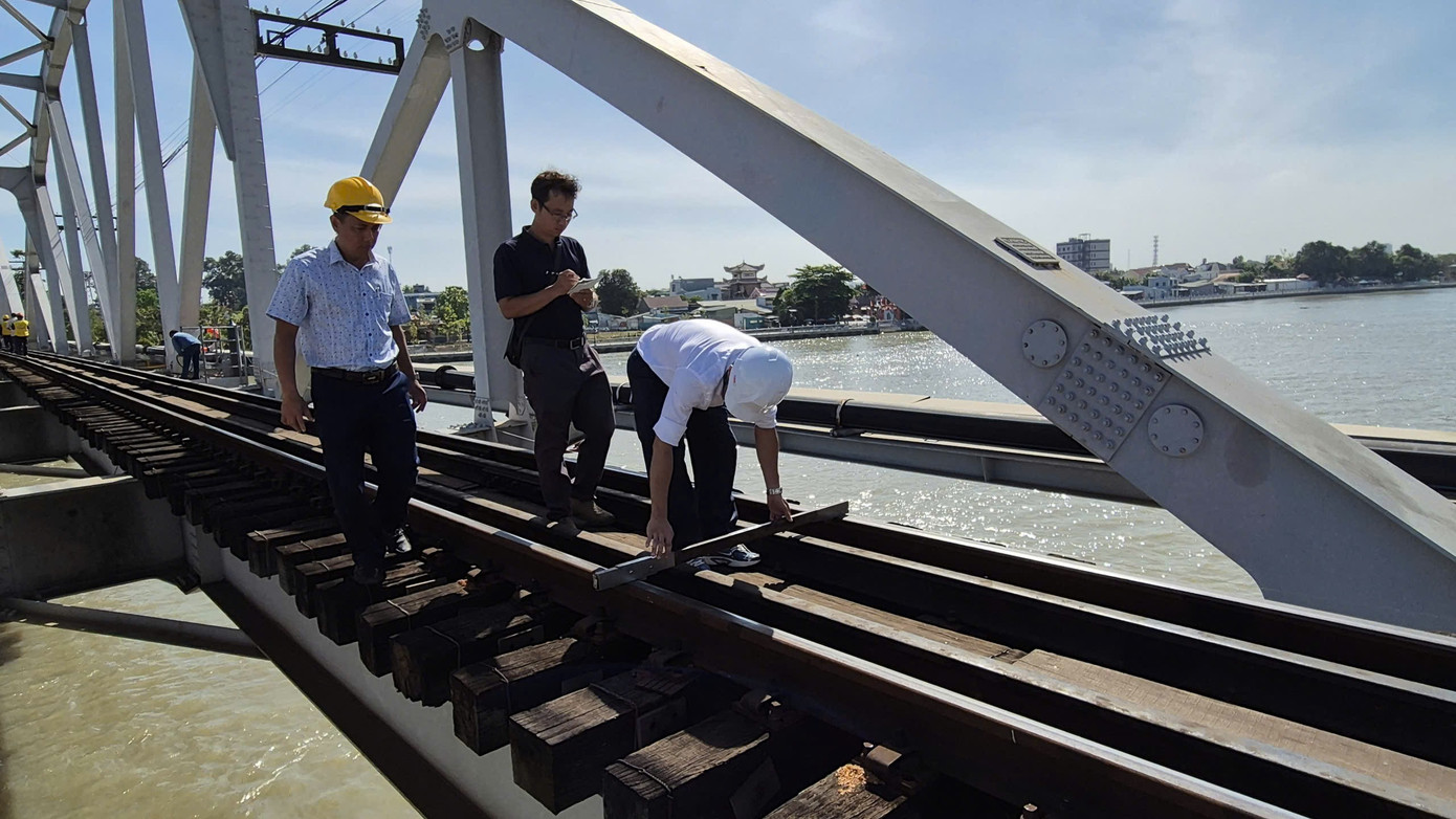 Thông tàu Bắc - Nam qua cầu Ghềnh sau 5 ngày tê liệt vào năm 2026 - Ảnh 2.