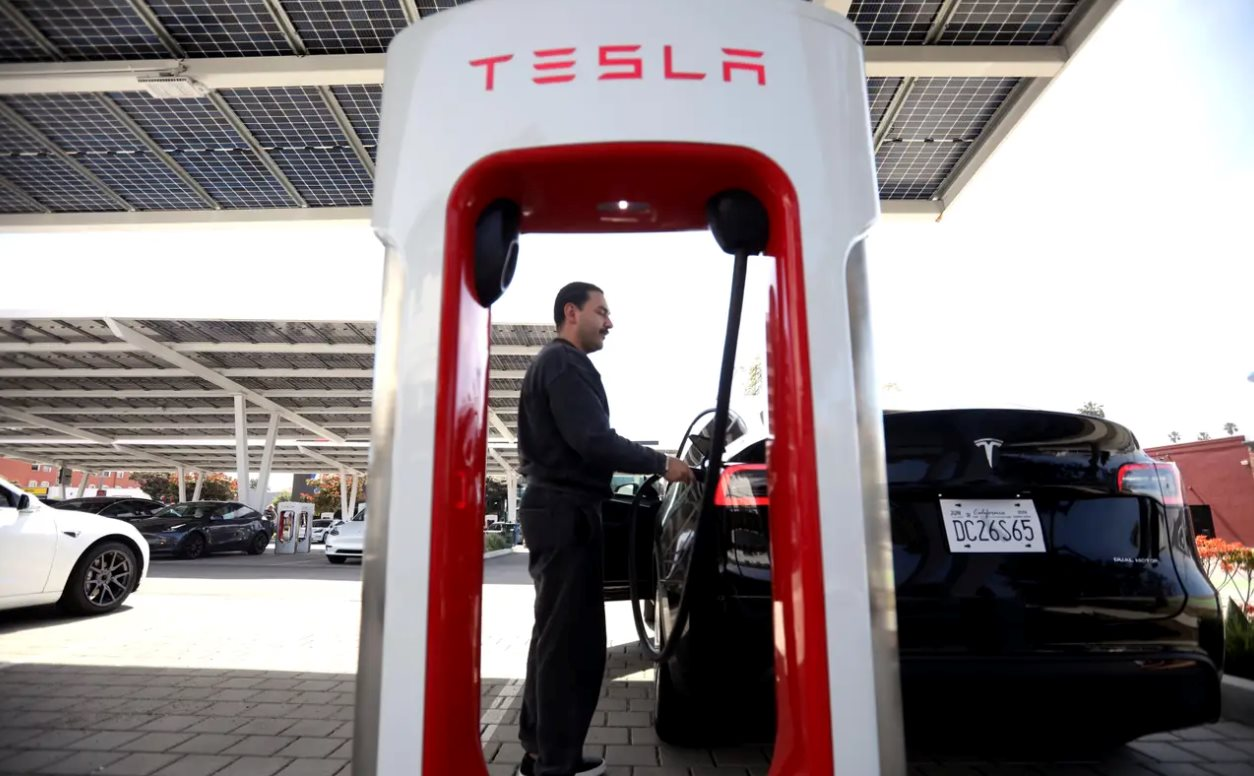 Chủ xe điện khoe khoảnh khắc ' thảnh thơi ' Giữa biến động giá xăng năm 2026 - Ảnh 1. Chủ xe điện khoe khoảnh khắc ' thảnh thơi ' Giữa biến động giá xăng năm 2026 - Ảnh 1.