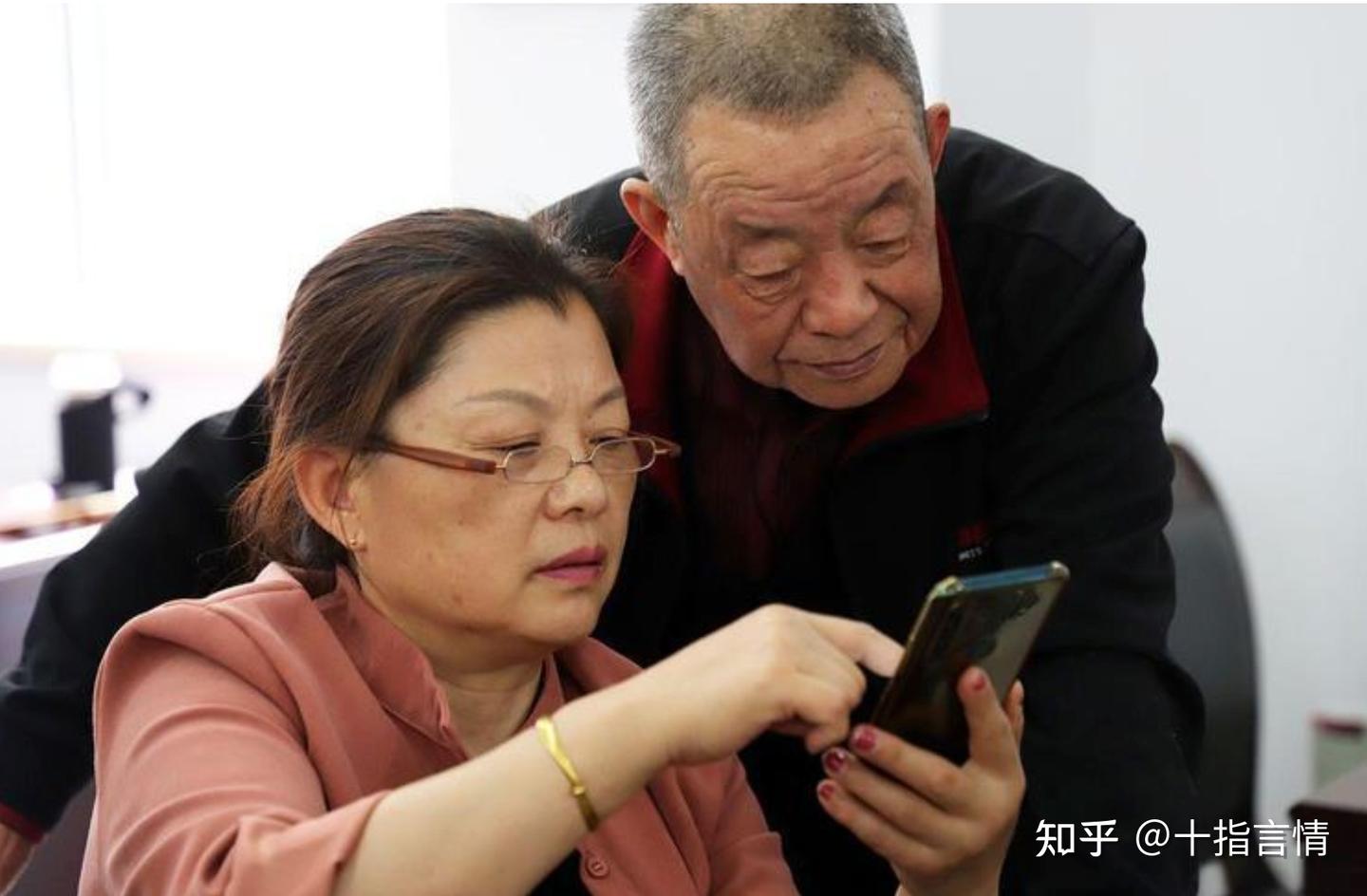 Bẫy tài chính cho người cao tuổi: Mẹ tôi nhận lương hưu 19 triệu nhưng không tích cóp được gì - Ảnh 1.