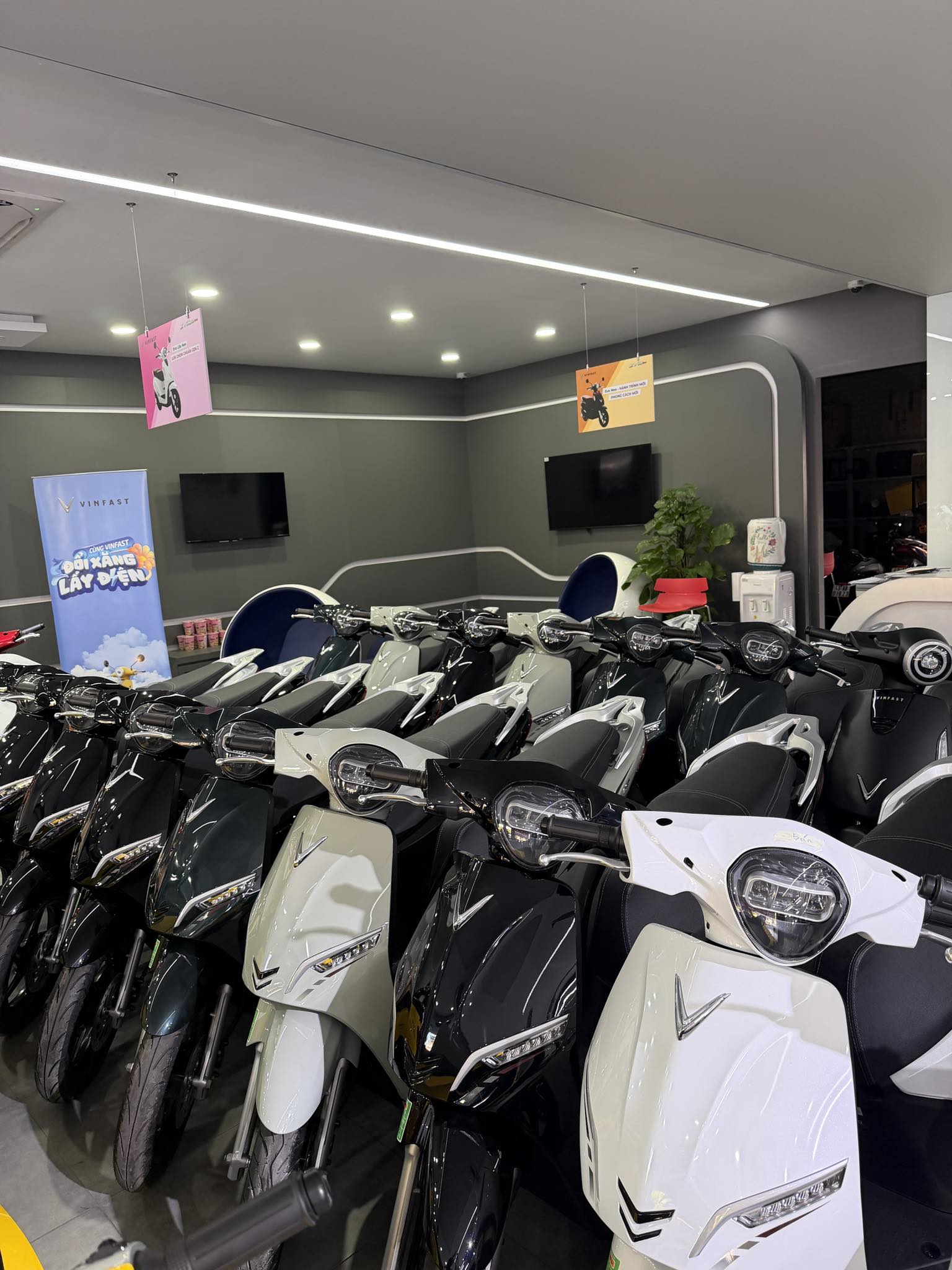 Người Việt đổ xô mua xe máy điện 2026 , đại lý thông báo cháy hàng - Ảnh 2.