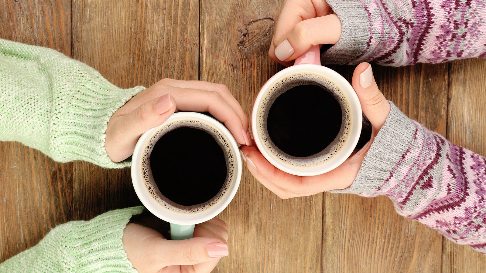 Uṓng cà phê nóng bằng cṓc giấy có thể gȃy viêm và tăng nguy cơ ung thư - Ảnh 2.