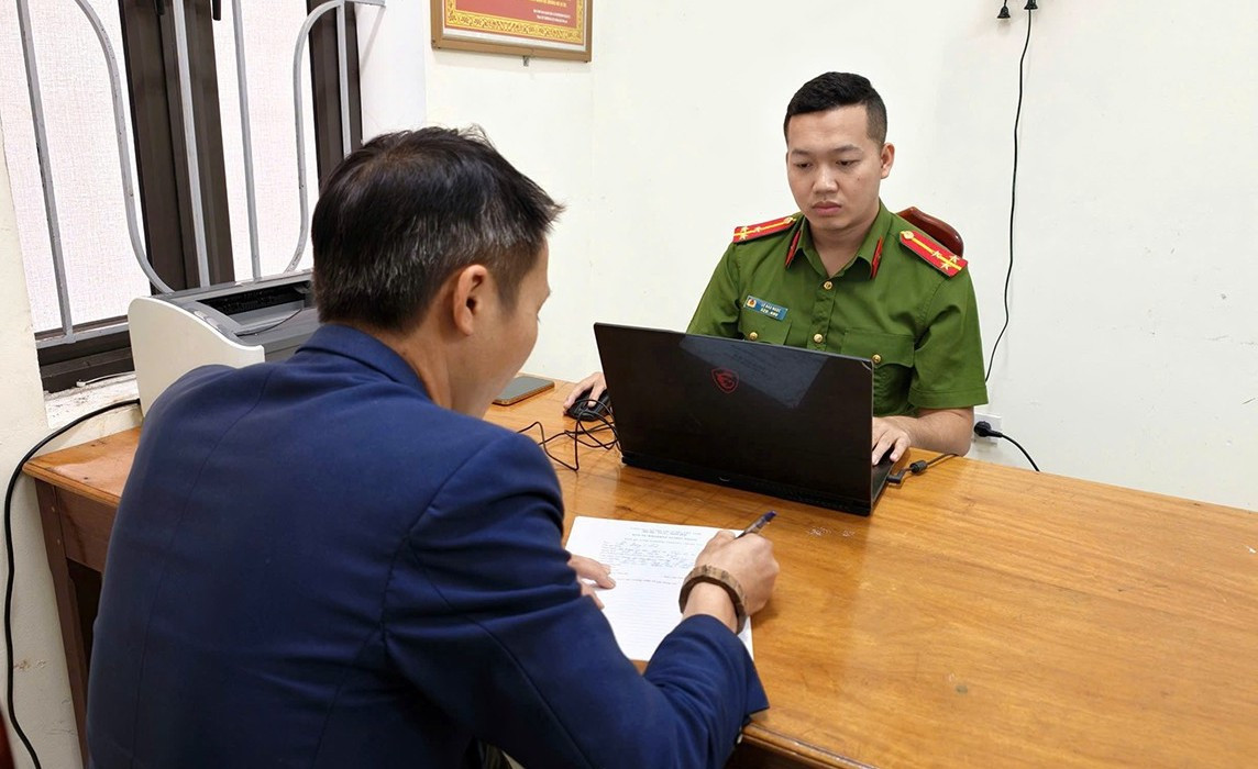 Giám đốc Hà Tĩnh dùng gậy đe dọa người đi xe máy giữa đường năm 2026 - Ảnh 1.