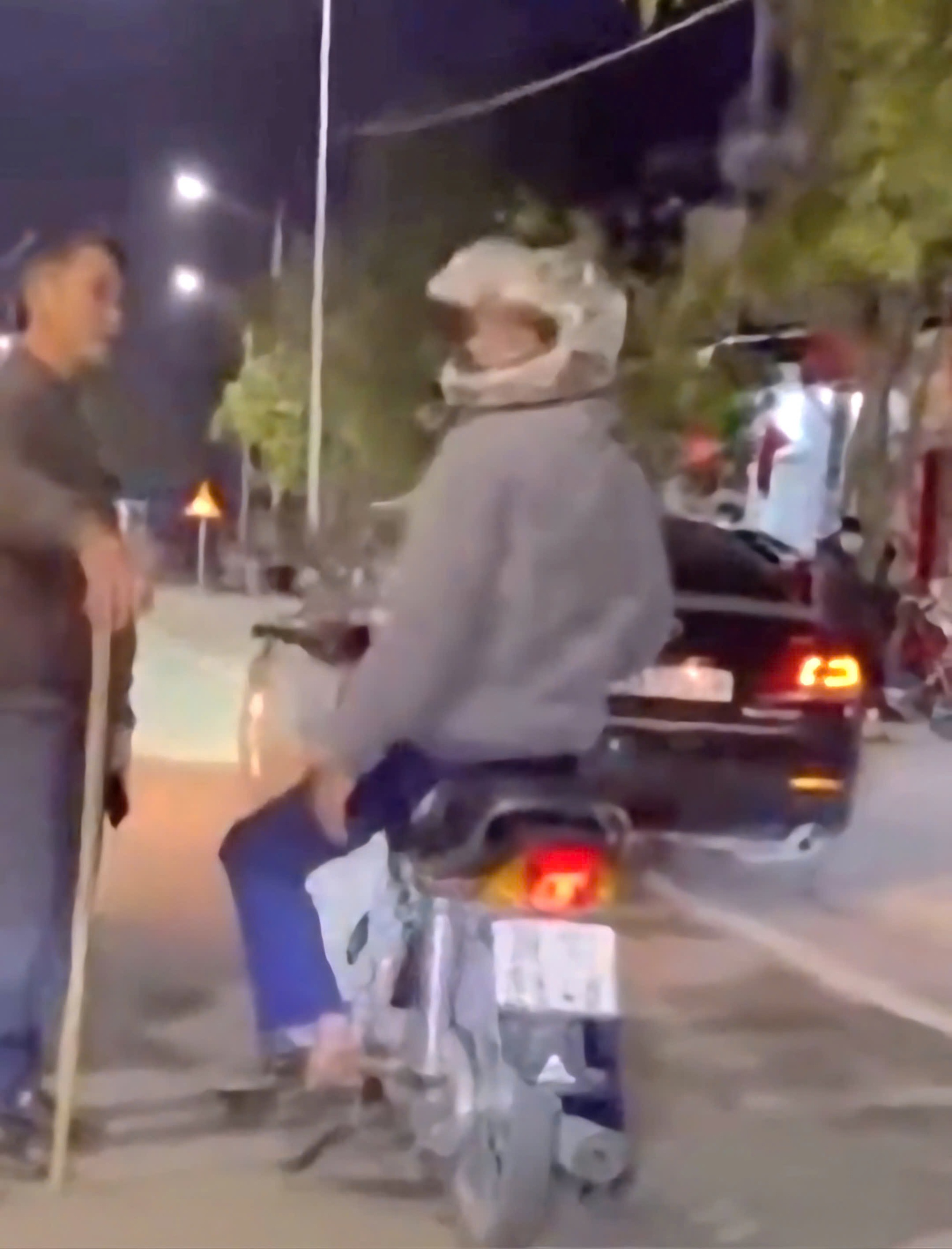 Giám đốc Hà Tĩnh dùng gậy đe dọa người đi xe máy giữa đường năm 2026 - Ảnh 2.