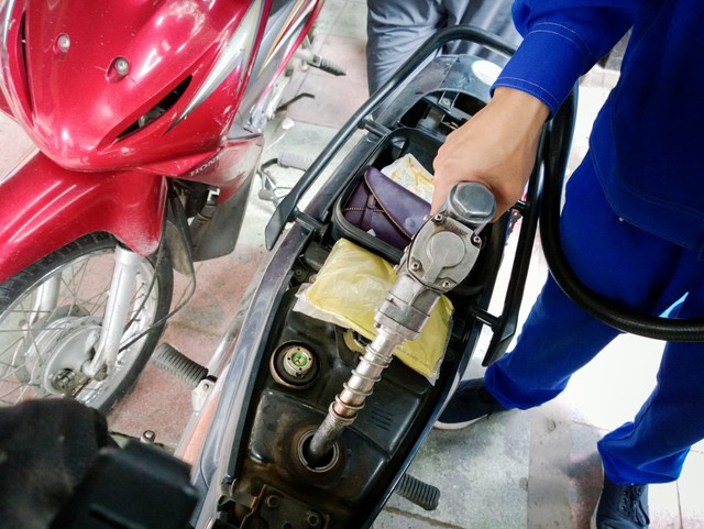 Cảnh báo an toàn khi đổ xăng xe máy trong không gian kín năm 2026 - Ảnh 2.