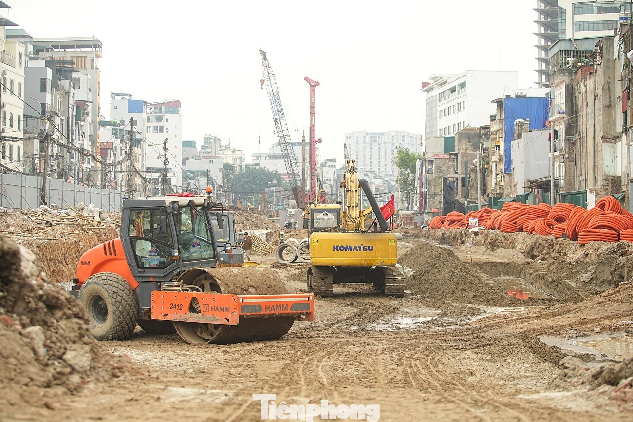 Kiến trúc kỳ dị của nhà mặt đường Vành đai 1 Hà Nội năm 2026 - Ảnh 1.