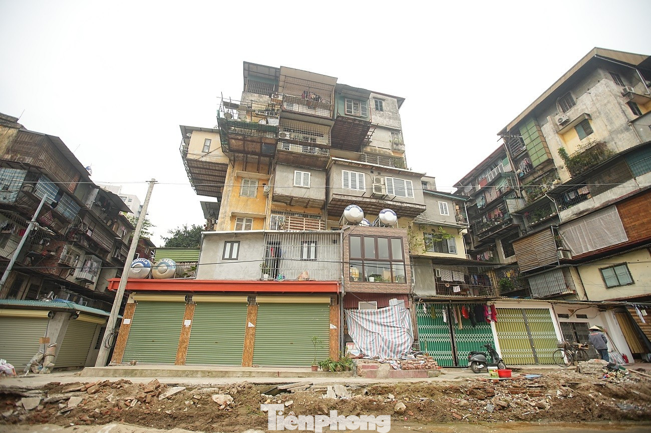 Kiến trúc kỳ dị của nhà mặt đường Vành đai 1 Hà Nội năm 2026 - Ảnh 11.