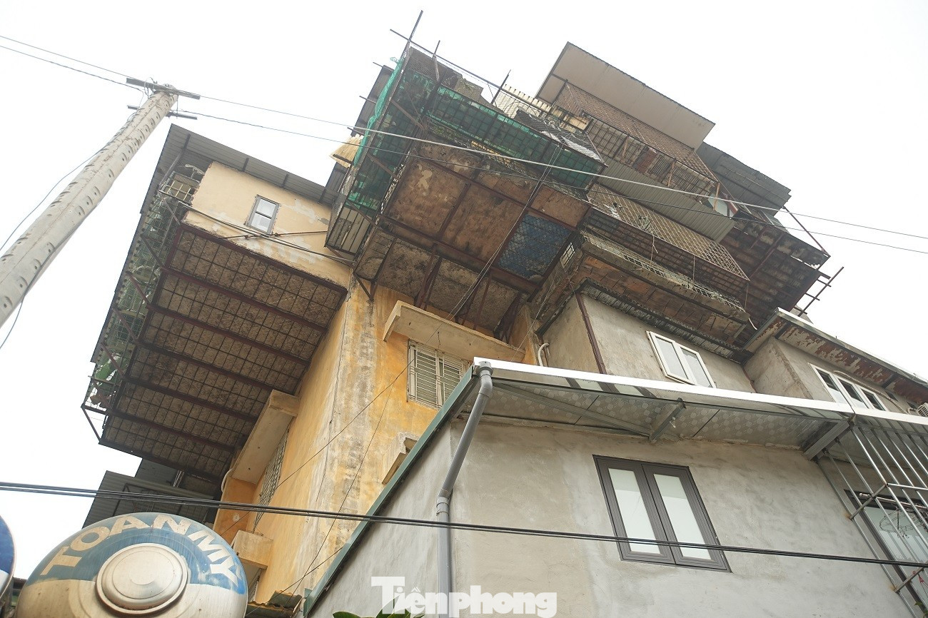 Kiến trúc kỳ dị của nhà mặt đường Vành đai 1 Hà Nội năm 2026 - Ảnh 12.