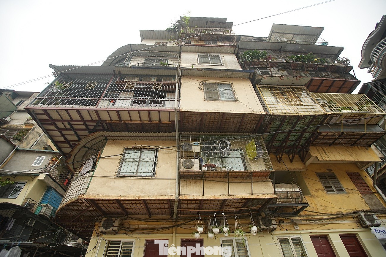 Kiến trúc kỳ dị của nhà mặt đường Vành đai 1 Hà Nội năm 2026 - Ảnh 13.