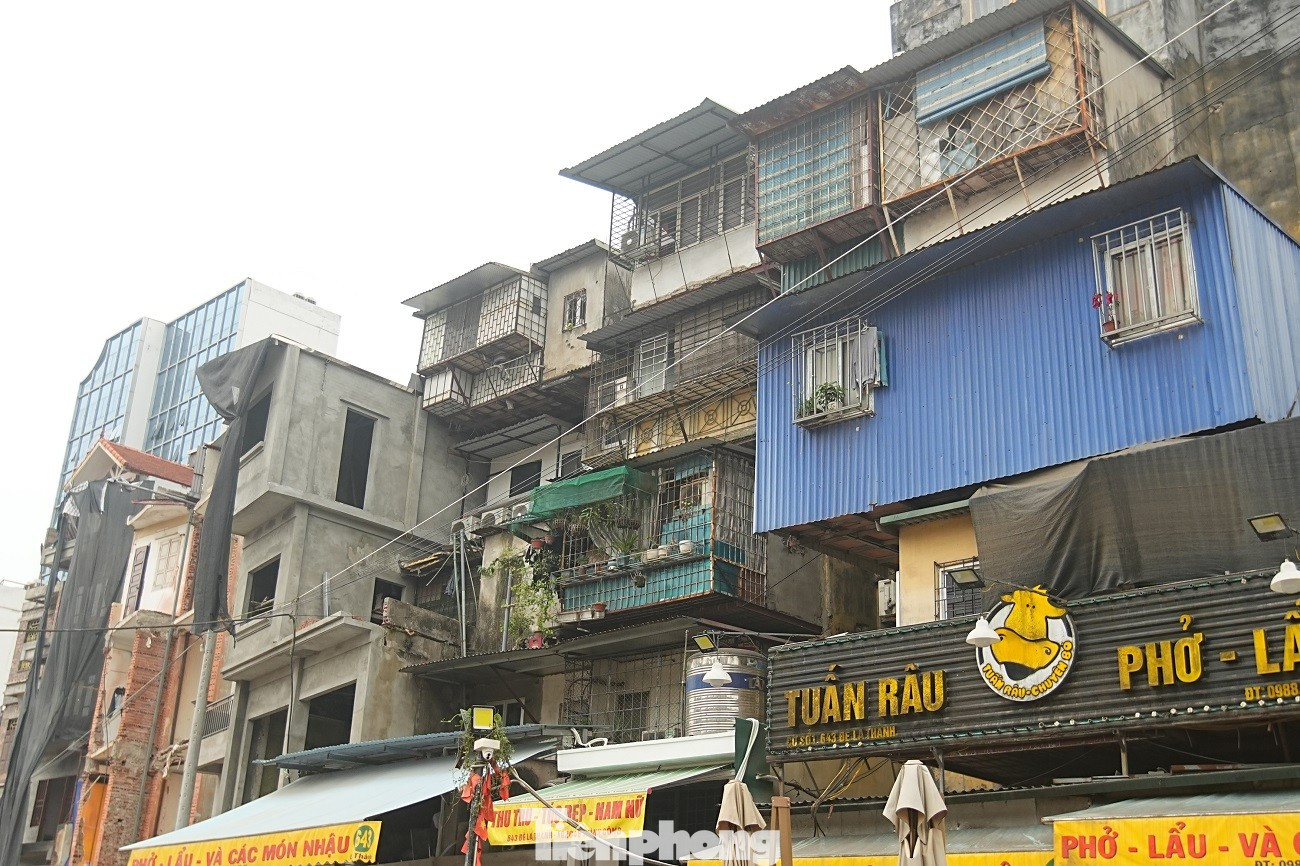 Kiến trúc kỳ dị của nhà mặt đường Vành đai 1 Hà Nội năm 2026 - Ảnh 14.