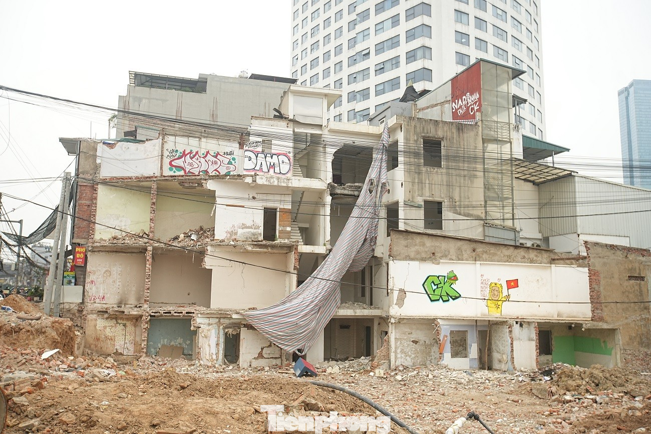 Kiến trúc kỳ dị của nhà mặt đường Vành đai 1 Hà Nội năm 2026 - Ảnh 15.