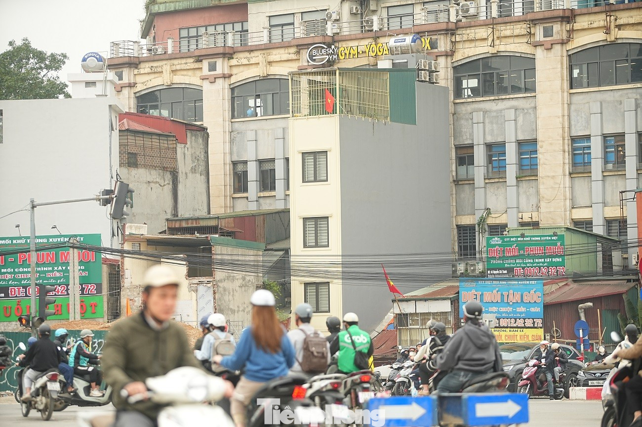 Kiến trúc kỳ dị của nhà mặt đường Vành đai 1 Hà Nội năm 2026 - Ảnh 16.