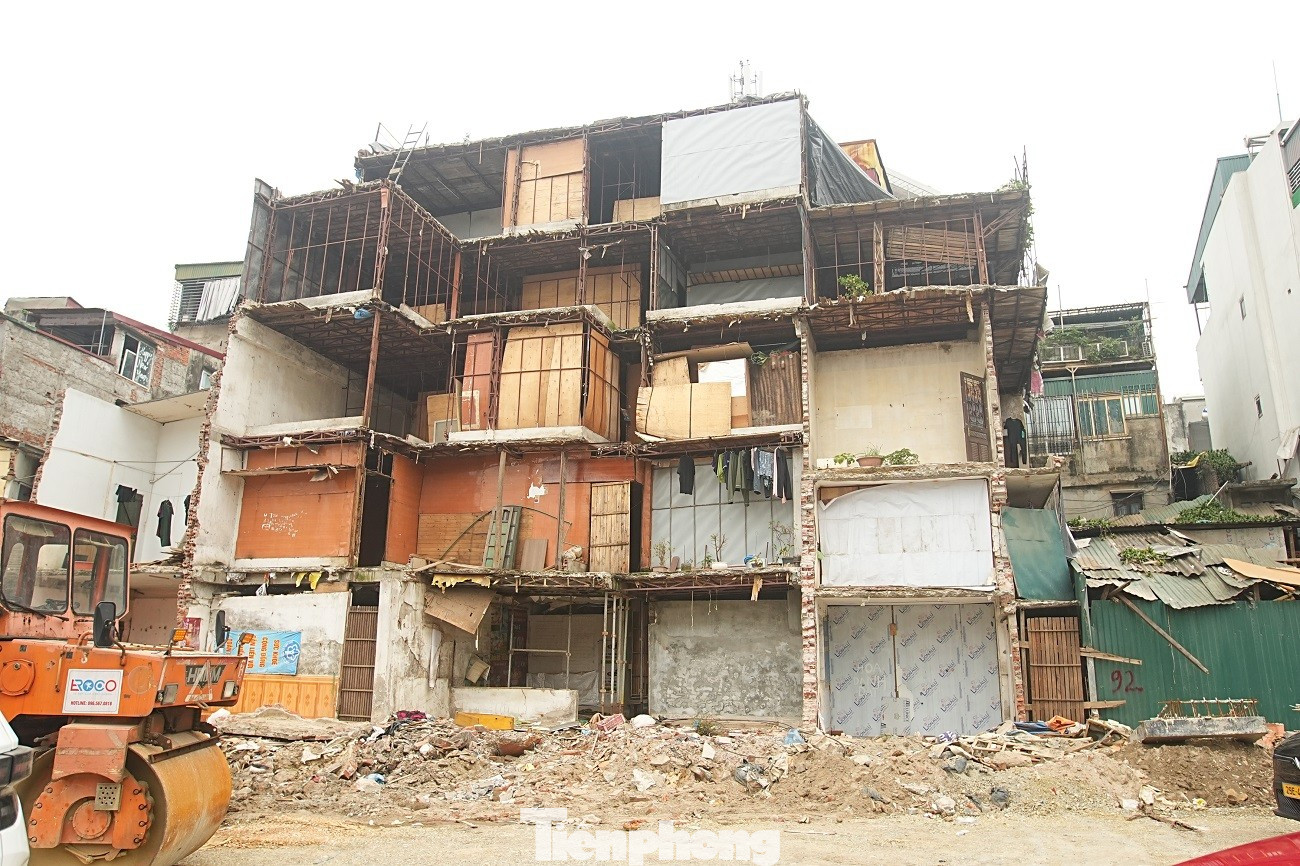 Kiến trúc kỳ dị của nhà mặt đường Vành đai 1 Hà Nội năm 2026 - Ảnh 17.