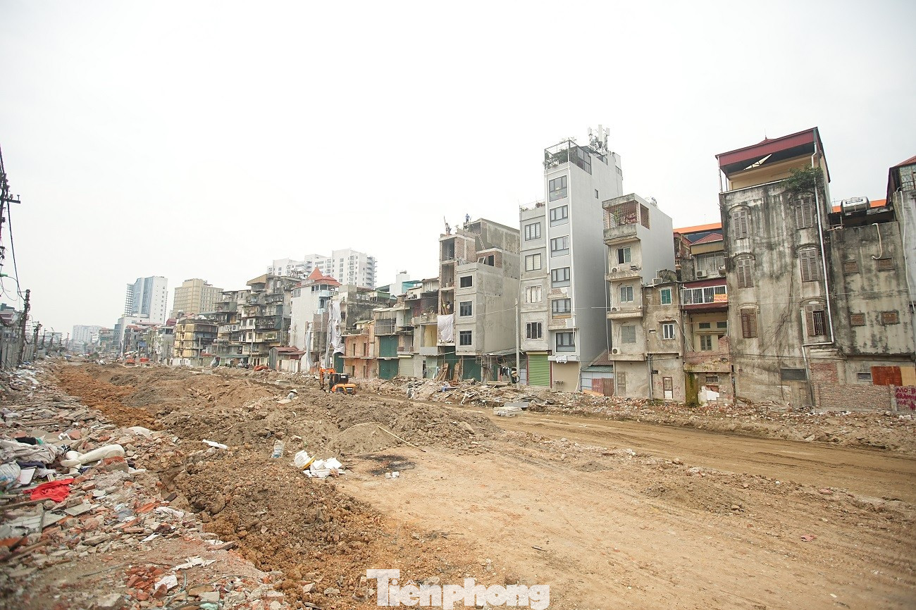 Kiến trúc kỳ dị của nhà mặt đường Vành đai 1 Hà Nội năm 2026 - Ảnh 2.