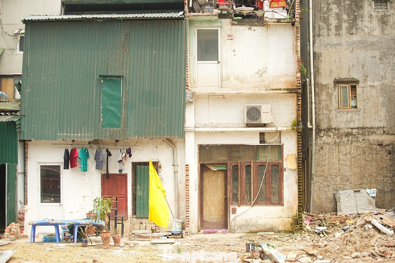 Kiến trúc kỳ dị của nhà mặt đường Vành đai 1 Hà Nội năm 2026 - Ảnh 20.