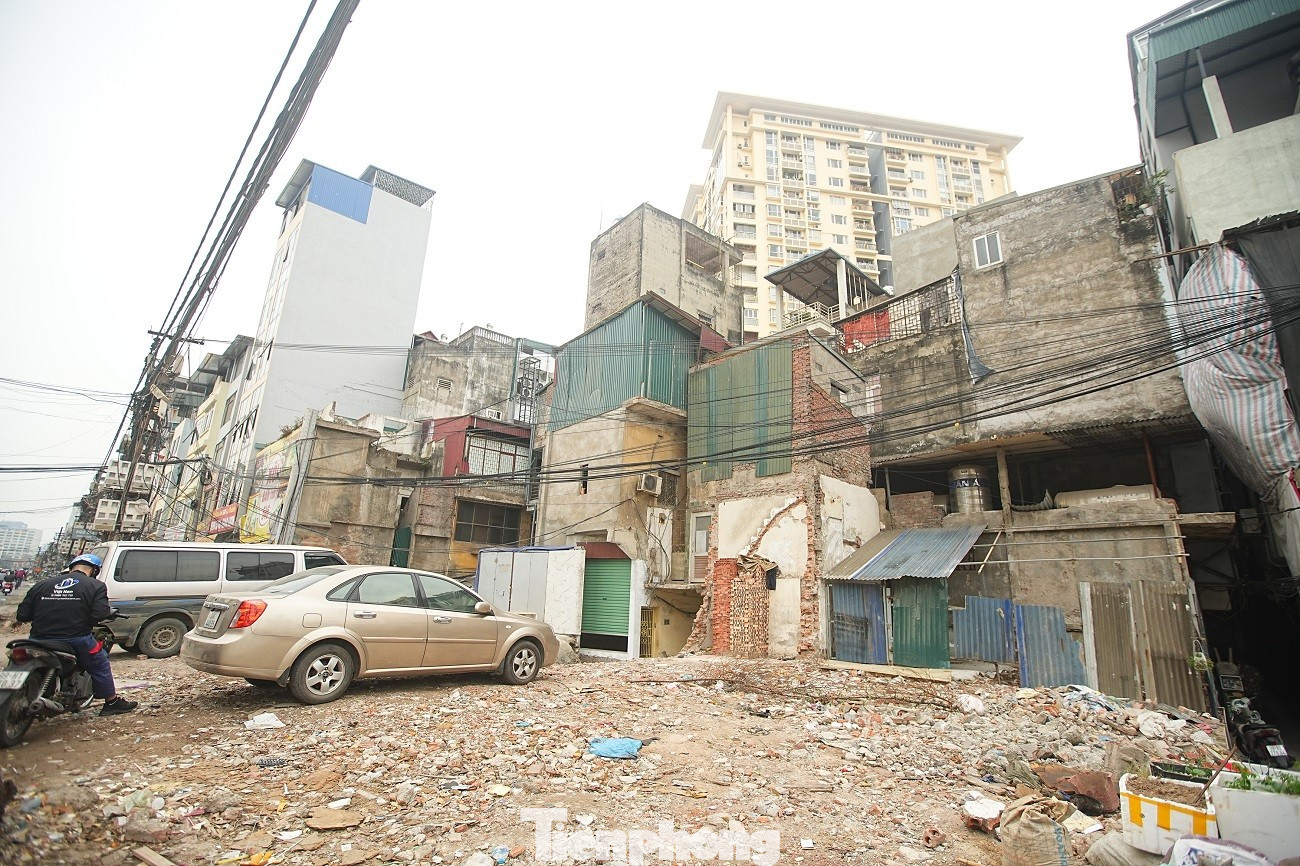 Kiến trúc kỳ dị của nhà mặt đường Vành đai 1 Hà Nội năm 2026 - Ảnh 3.