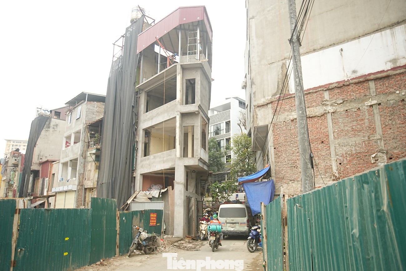 Kiến trúc kỳ dị của nhà mặt đường Vành đai 1 Hà Nội năm 2026 - Ảnh 4.