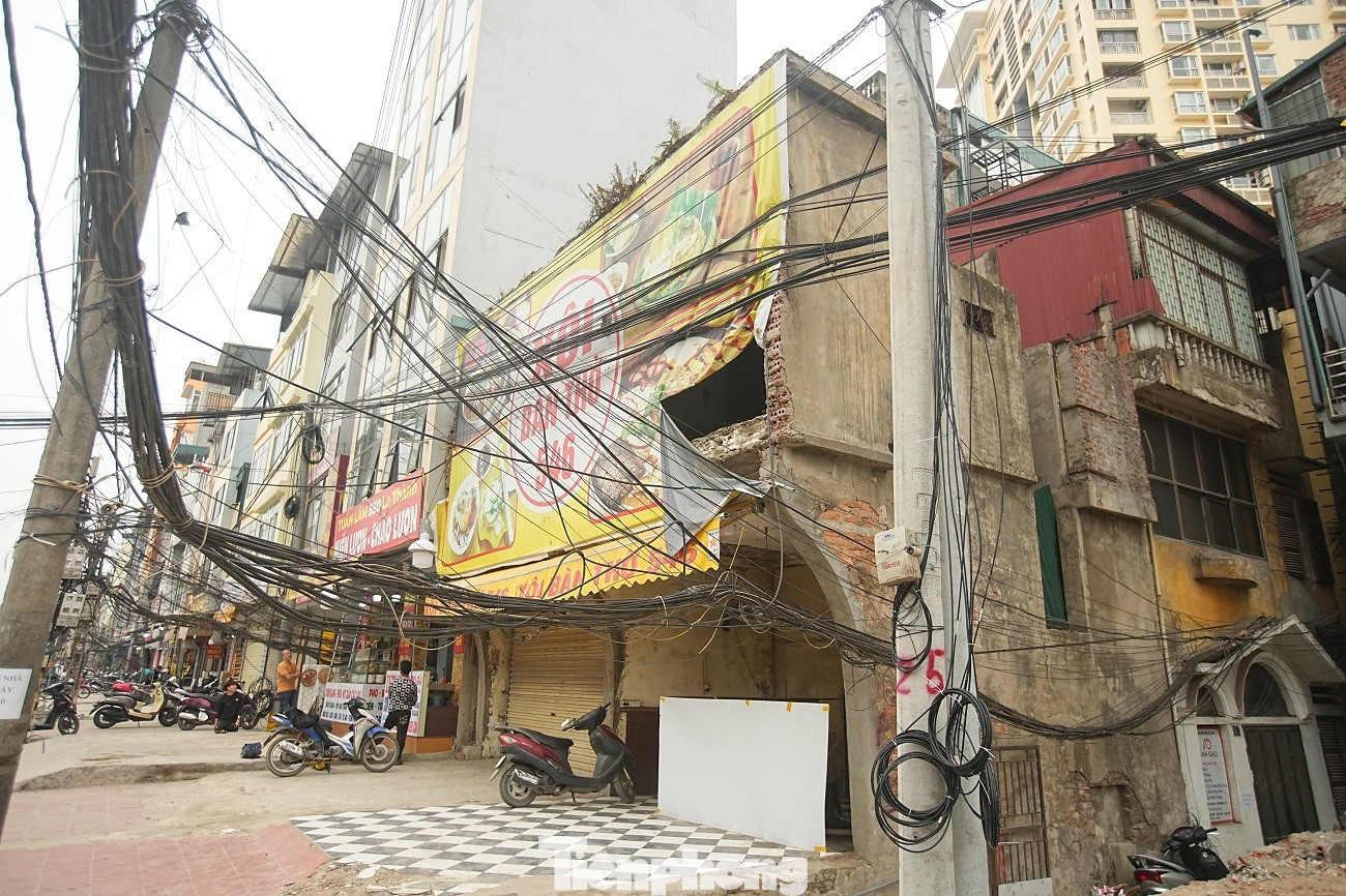 Kiến trúc kỳ dị của nhà mặt đường Vành đai 1 Hà Nội năm 2026 - Ảnh 5.