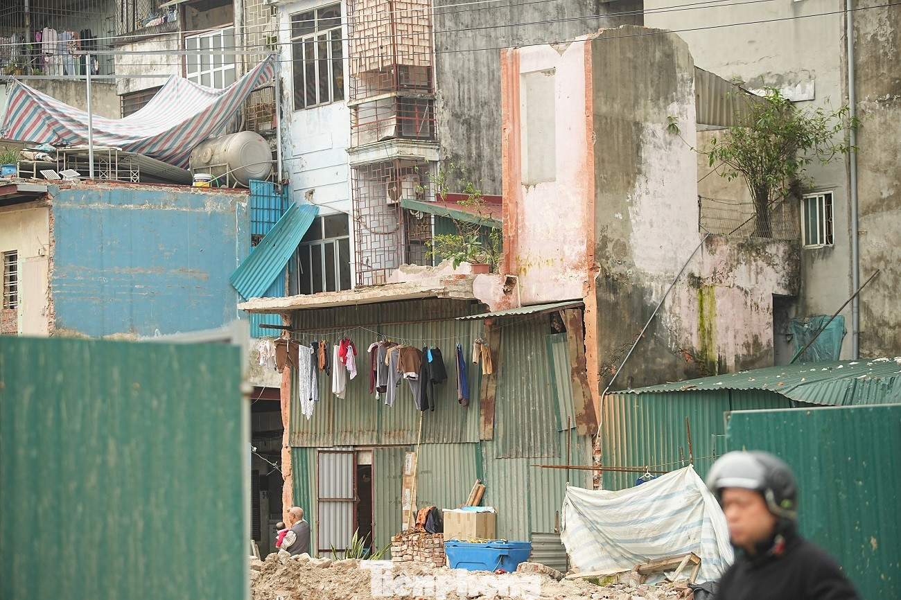 Kiến trúc kỳ dị của nhà mặt đường Vành đai 1 Hà Nội năm 2026 - Ảnh 6.