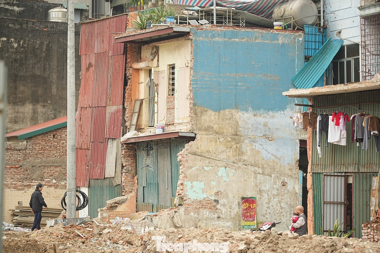 Kiến trúc kỳ dị của nhà mặt đường Vành đai 1 Hà Nội năm 2026 - Ảnh 7.