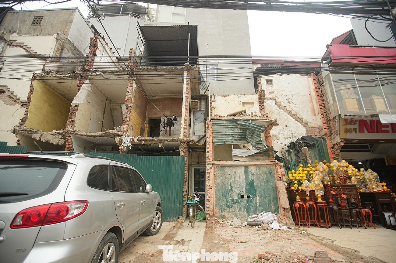 Kiến trúc kỳ dị của nhà mặt đường Vành đai 1 Hà Nội năm 2026 - Ảnh 8.