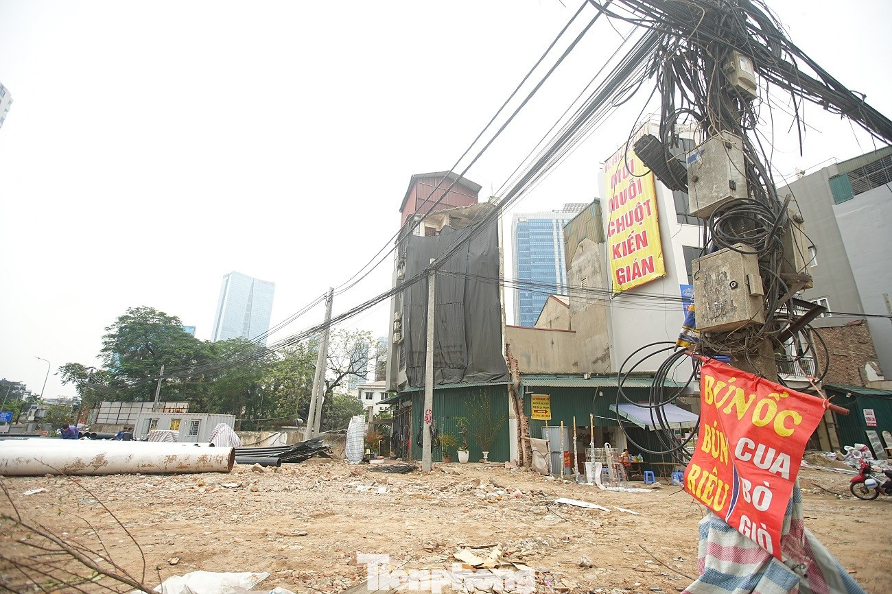 Kiến trúc kỳ dị của nhà mặt đường Vành đai 1 Hà Nội năm 2026 - Ảnh 9.