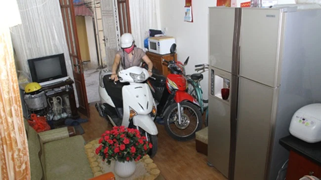 Cảnh báo an toàn khi đổ xăng xe máy trong không gian kín năm 2026 - Ảnh 1.