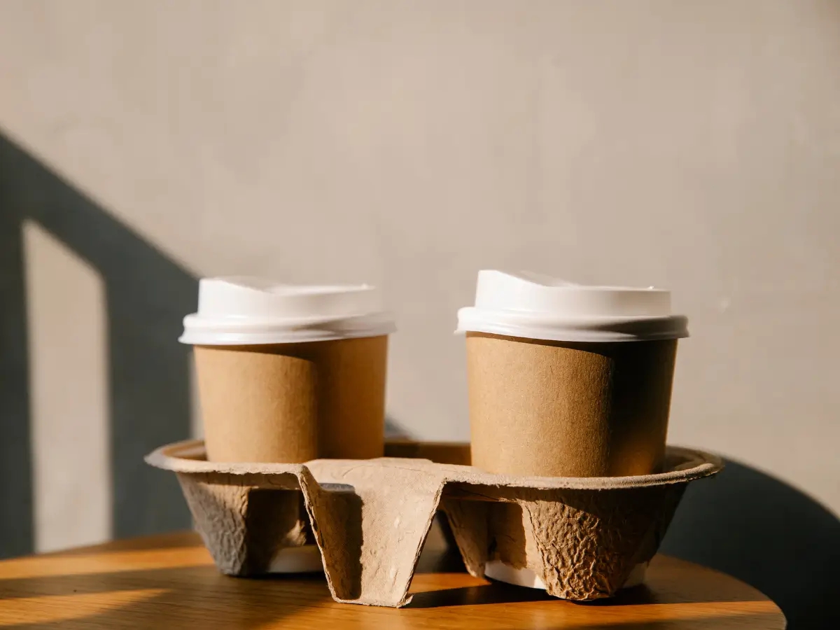 Uṓng cà phê nóng bằng cṓc giấy có thể gȃy viêm và tăng nguy cơ ung thư - Ảnh 1.