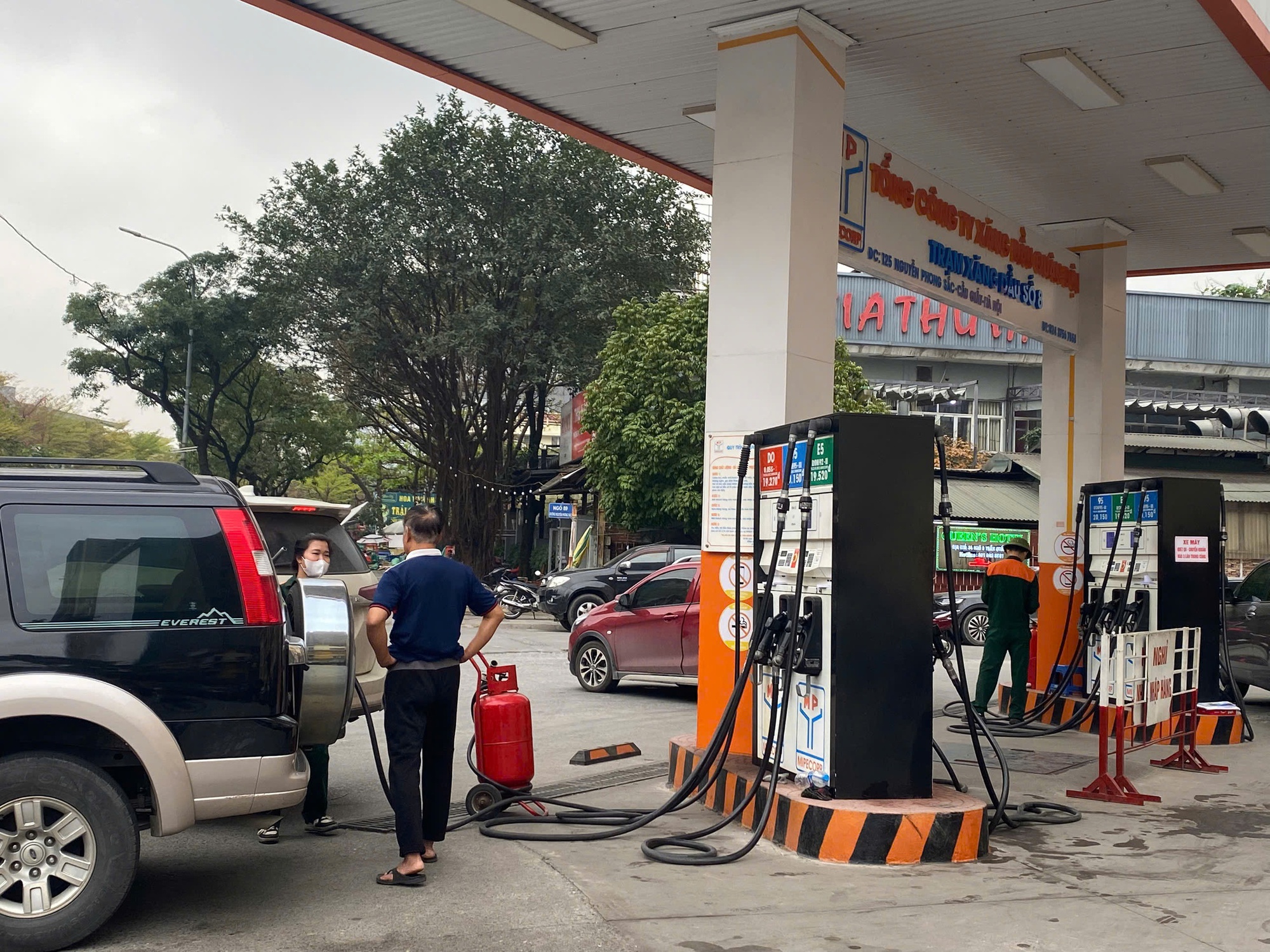 Giá xăng dầu giảm sâu , cây xăng Hà Nội vắng vẻ Trong năm 2026 - Ảnh 1.