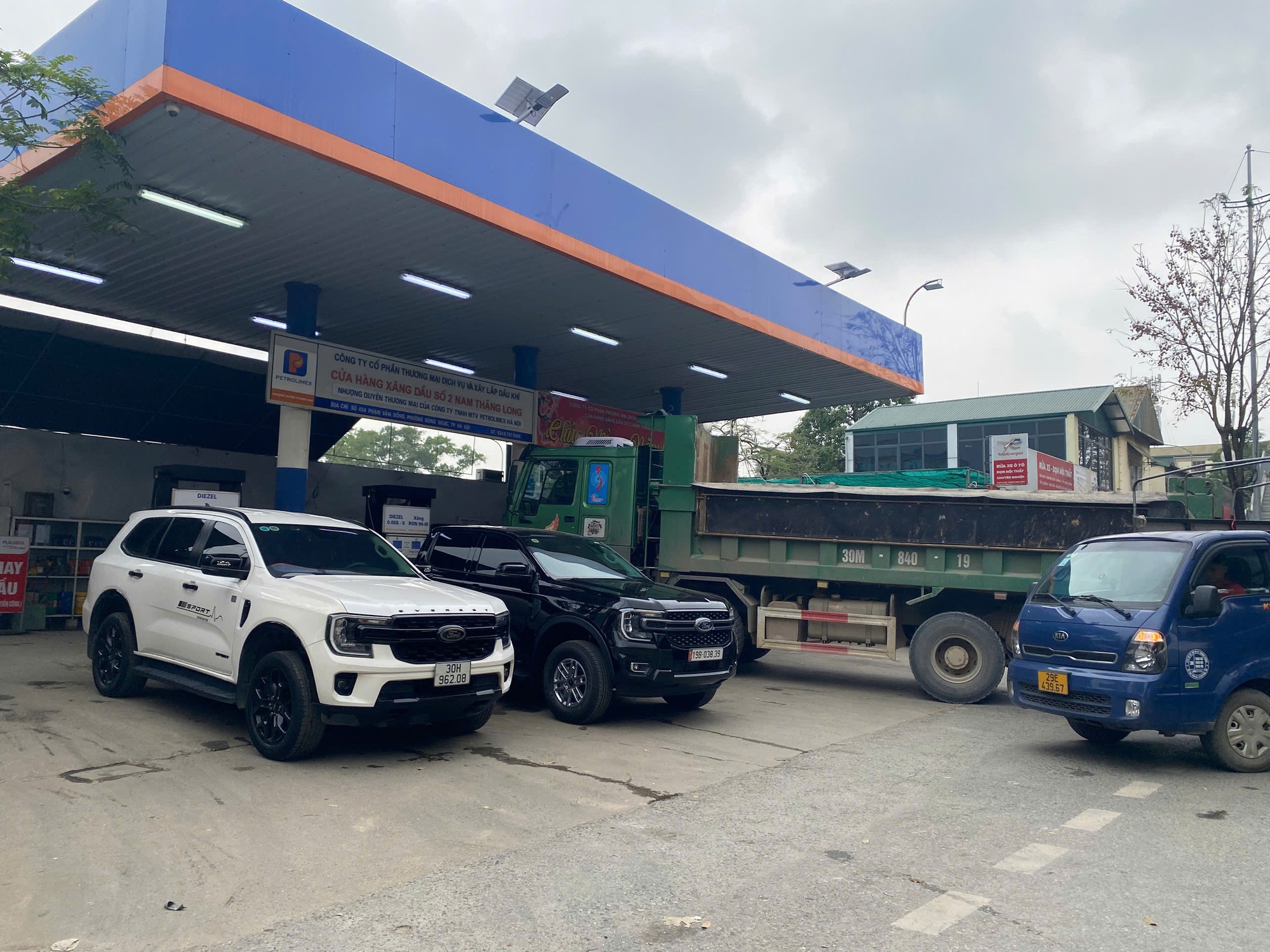 Giá xăng dầu giảm sâu , cây xăng Hà Nội vắng vẻ Trong năm 2026 - Ảnh 5.