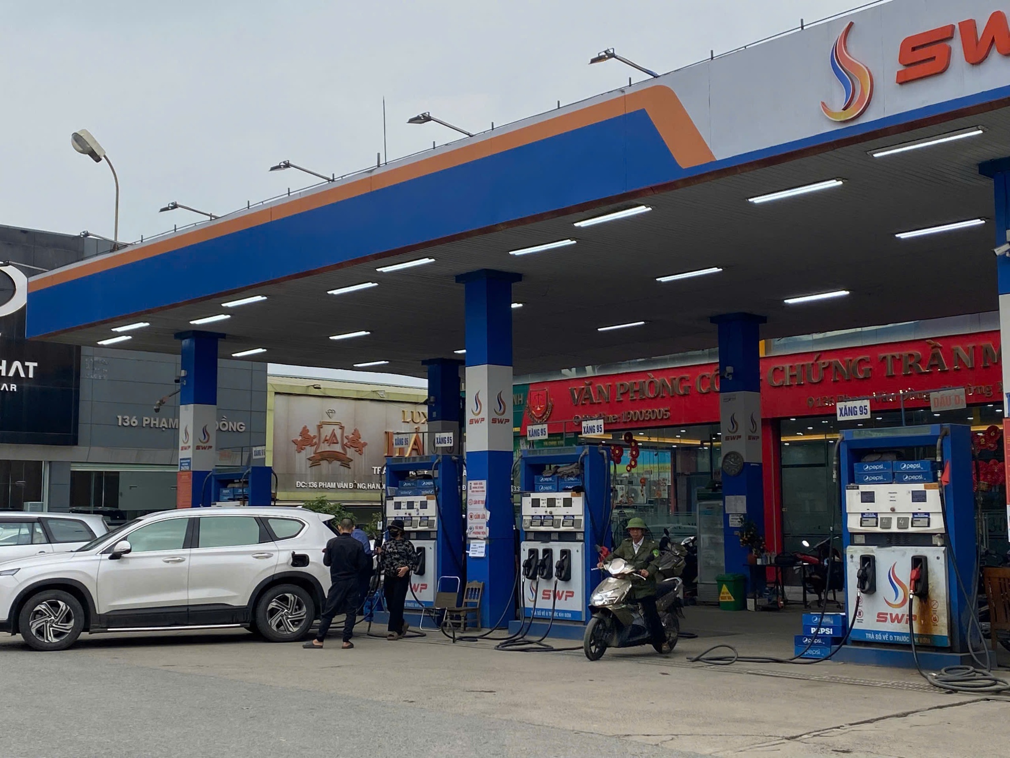 Giá xăng dầu giảm sâu , cây xăng Hà Nội vắng vẻ Trong năm 2026 - Ảnh 4.