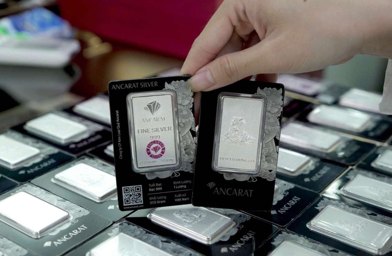 Giá bạc hôm nay tiếp tục giảm mạnh , nhà đầu tư cẩn trọng theo dõi thị trường - Ảnh 1.