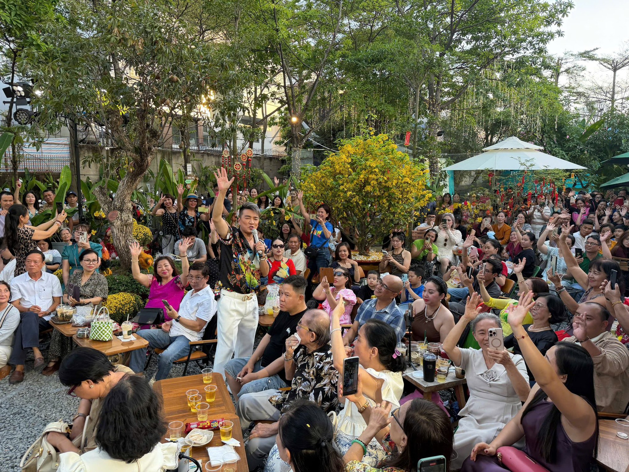 Đàm Vĩnh Hưng biểu diễn quán ăn: Hình ảnh giản dị của ông hoàng nhạc Việt 2026 - Ảnh 6. Đàm Vĩnh Hưng biểu diễn quán ăn: Hình ảnh giản dị của ông hoàng nhạc Việt 2026 - Ảnh 6.