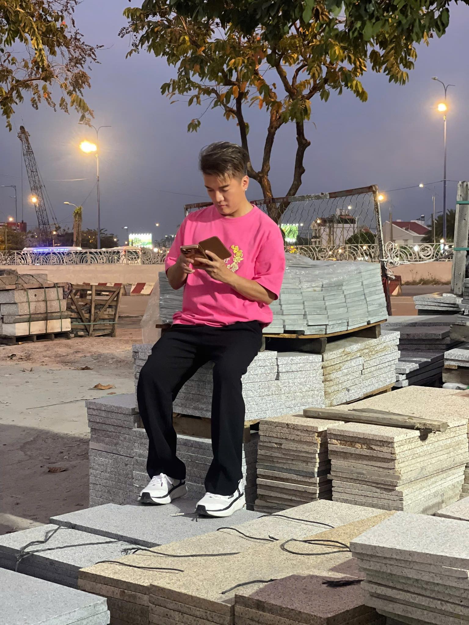 Đàm Vĩnh Hưng biểu diễn quán ăn: Hình ảnh giản dị của ông hoàng nhạc Việt 2026 - Ảnh 7. Đàm Vĩnh Hưng biểu diễn quán ăn: Hình ảnh giản dị của ông hoàng nhạc Việt 2026 - Ảnh 7.