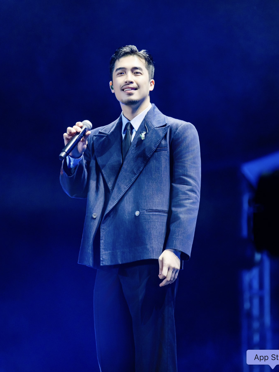 Vũ . - Hoàng tử nhạc suy Việt Nam tốt nghiệp Học viện Khoa học Quân sự Hà Nội - Ảnh 1. Vũ . - Hoàng tử nhạc suy Việt Nam tốt nghiệp Học viện Khoa học Quân sự Hà Nội - Ảnh 1.