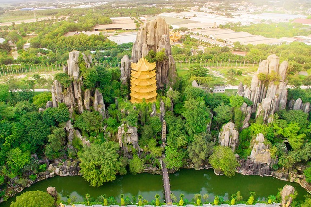 Khu du lịch Đại Nam của vợ chồng bà Nguyễn Phương Hằng có khu đền thờ rộng 5.000m2 được dát vàng 24K, từng lập kỷ lục lớn nhất Việt Nam - Ảnh 5.