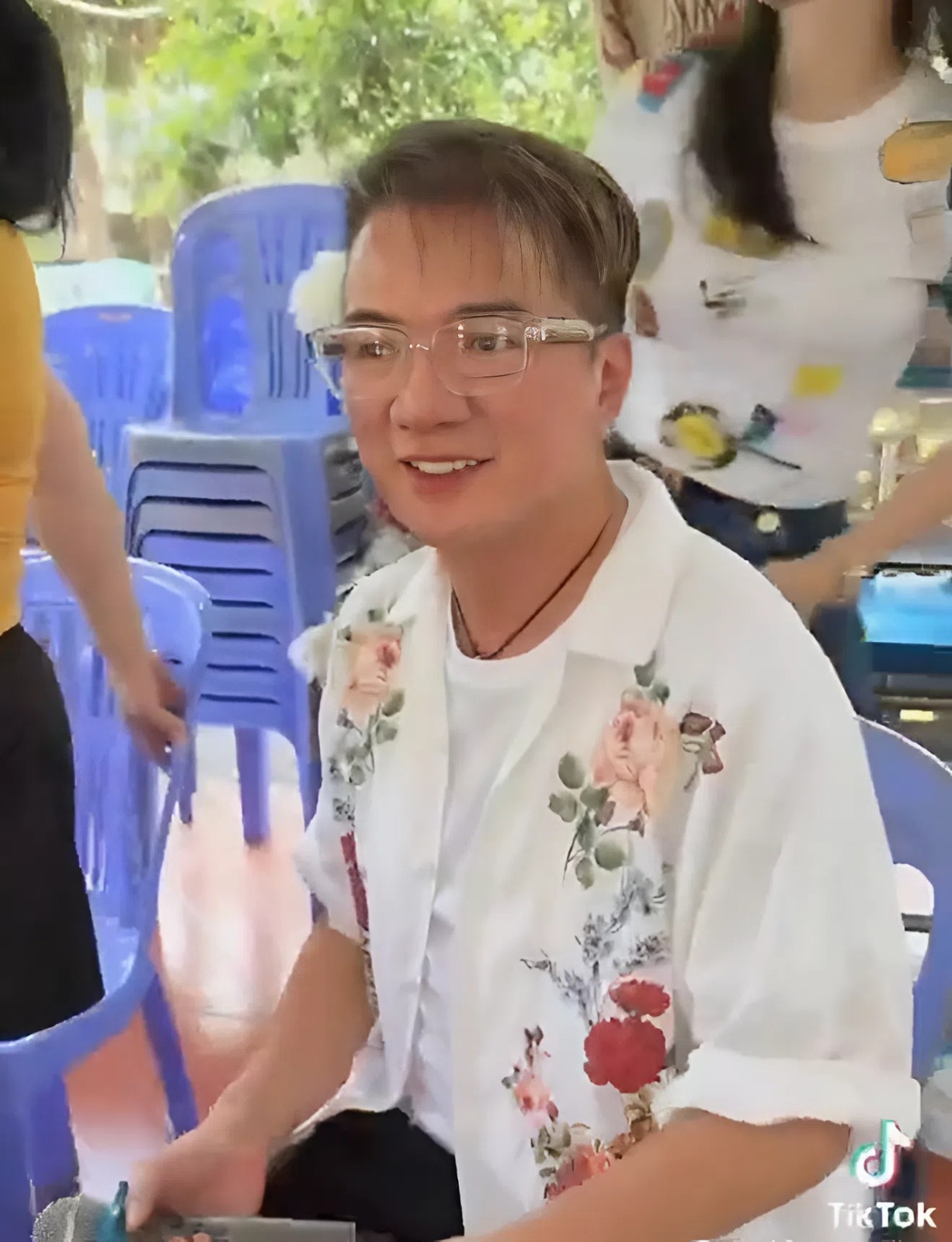 Đàm Vĩnh Hưng biểu diễn quán ăn: Hình ảnh giản dị của ông hoàng nhạc Việt 2026 - Ảnh 2. Đàm Vĩnh Hưng biểu diễn quán ăn: Hình ảnh giản dị của ông hoàng nhạc Việt 2026 - Ảnh 2.