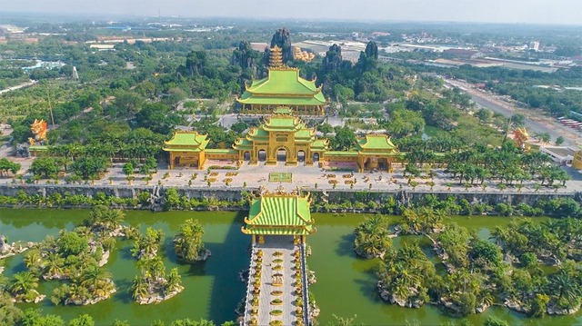Khu du lịch Đại Nam của vợ chồng bà Nguyễn Phương Hằng có khu đền thờ rộng 5.000m2 được dát vàng 24K, từng lập kỷ lục lớn nhất Việt Nam - Ảnh 1.