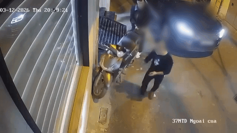 Tài xế Range Rover chọc thủng lốp xe SH tại Hà Nội: Hành động gây sốc - Ảnh 1.