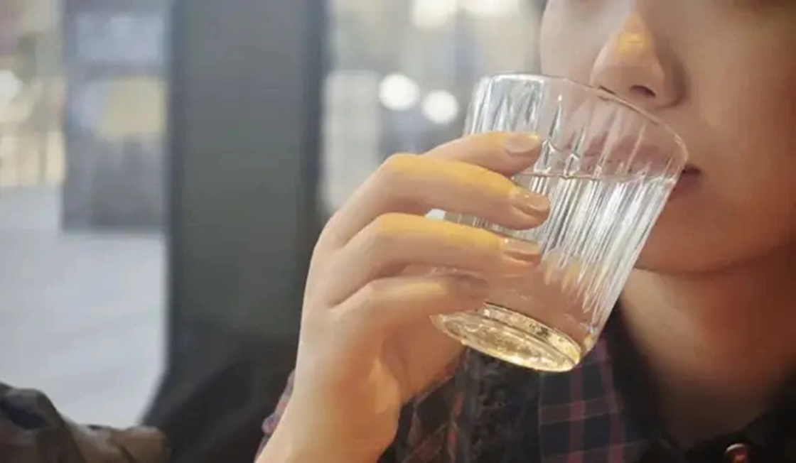 Nam CEO 28 tuổi phát hiện suy thận, bác sĩ cảnh báo 7 thói quen "phá thận" nhiều người trẻ vẫn lặp lại mỗi ngày - Ảnh 2.