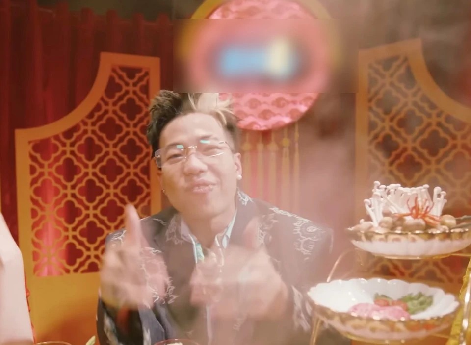 MV mới của RichChoi gây tranh cãi vì hình ảnh liên quan đến web cá độ - Ảnh 1.