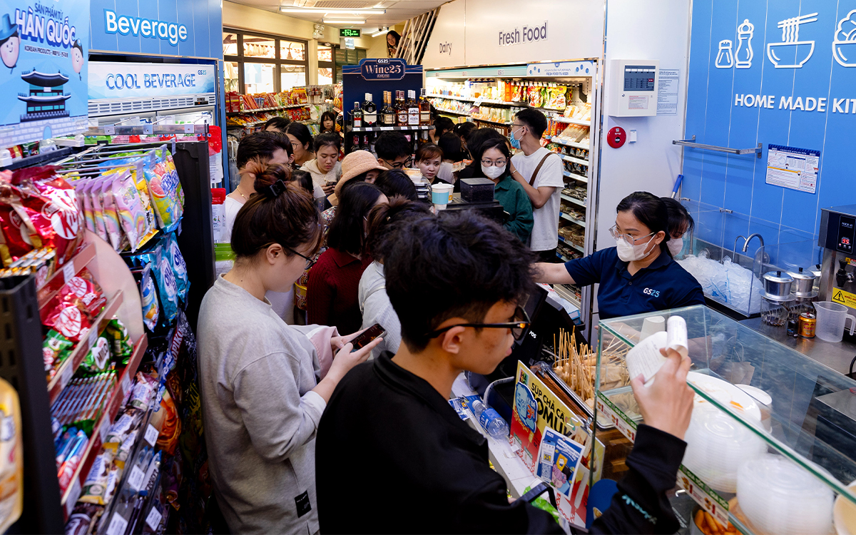 Một năm GS25 tại Hà Nội: Từ cơn sốt khai trương tới điểm đến mỗi ngày - Ảnh 1. Một năm GS25 tại Hà Nội: Từ cơn sốt khai trương tới điểm đến mỗi ngày - Ảnh 1.