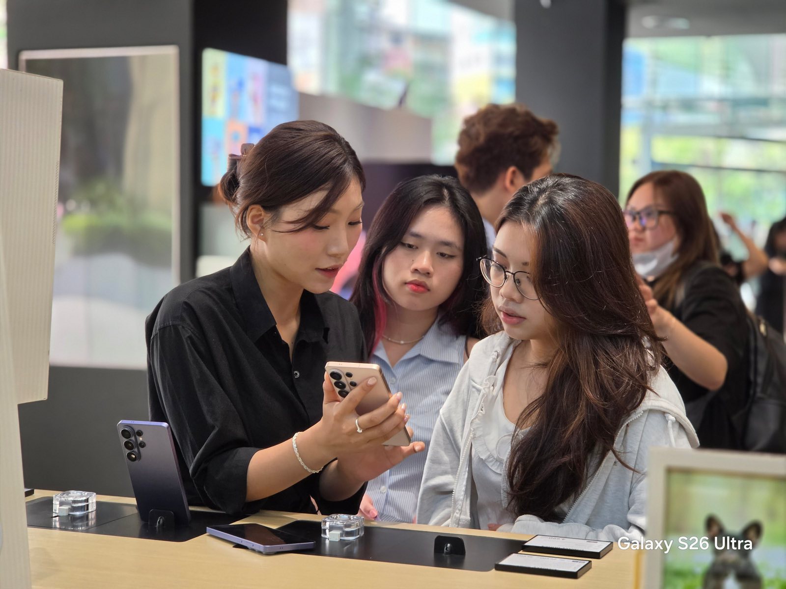 Samsung Galaxy S26 Ultra cháy hàng nhờ tính năng AI đột phá trong 2026 - Ảnh 5. Samsung Galaxy S26 Ultra cháy hàng nhờ tính năng AI đột phá trong 2026 - Ảnh 5.